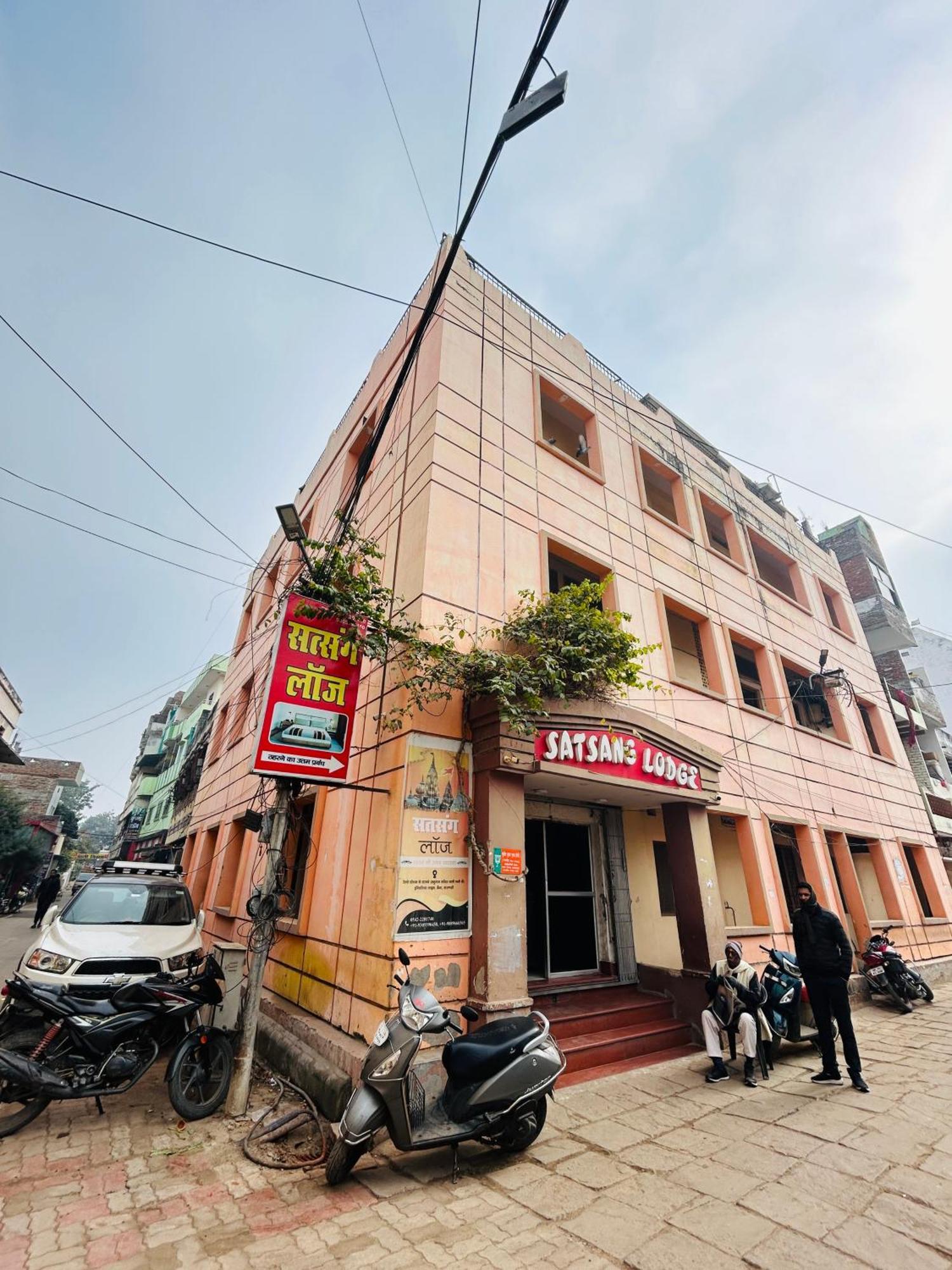 Satsang Lodge Varanasi Bagian luar foto